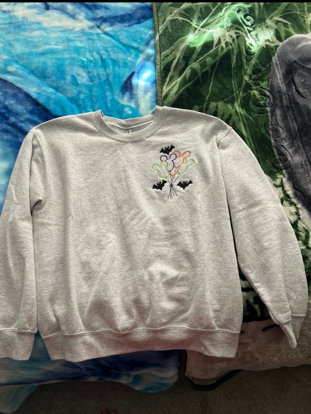 Women’s Light Gray Crewneck Sweatshirt with Balloon & Bat Embroidery